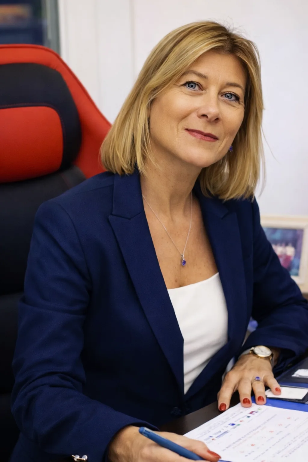 Karine Marzynski, experte en protection sociale, veste bleue