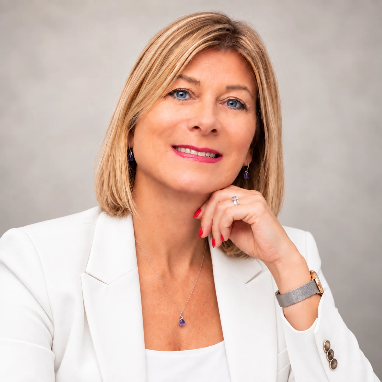Karine Marzynski, experte en protection sociale, veste blanche